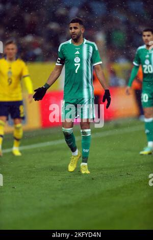 19.. November 2022; Eleda Stadion, Malmö, Schweden, International Football Friendly Sweden versus Algerien; der algerische Mittelfeldspieler Riyad Mahrez (7) bittet um den Ball. Stockfoto