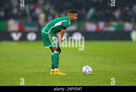 19.. November 2022; Eleda Stadion, Malmö, Schweden, International Football Friendly Sweden versus Algerien; Algerischer Mittelfeldspieler Riyad Mahrez (7) bereitet sich auf einen Freistoß vor. Stockfoto