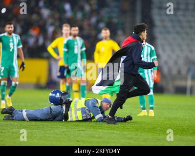 19.. November 2022; Eleda Stadion, Malmö, Schweden, International Football Friendly Sweden versus Algeria; Schwedische Sicherheitsbüros vermissen einen Fan, der sich auf dem Feld aufmacht. Stockfoto