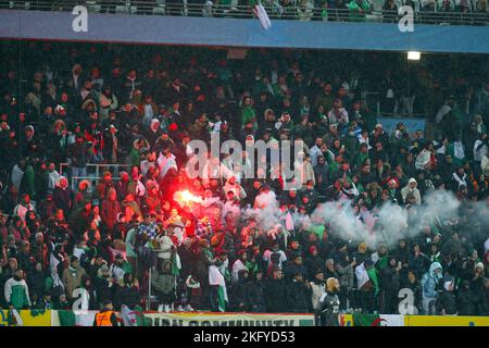 19.. November 2022; Eleda Stadion, Malmö, Schweden, International Football Friendly Sweden versus Algeria; Feuerwerke werden in der algerischen Tribüne angezündet. Stockfoto