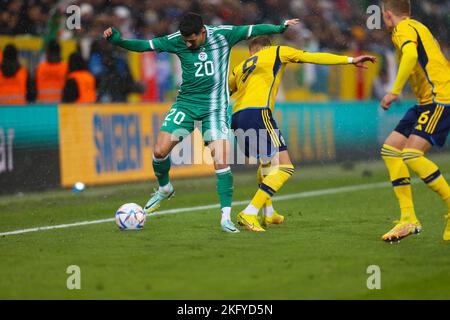 19.. November 2022; Eleda Stadion, Malmö, Schweden, International Football Friendly Sweden versus Algeria; Algerier youcef Attal (20) geht an Schweden vorbei Jasper Karlsson (9) Stockfoto