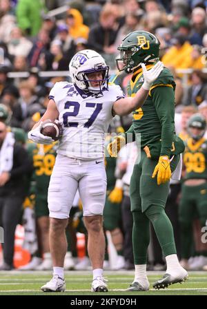 Waco, Texas, USA. 19.. November 2022. Der TCU Horned Frogs Wide Receiver Gunnar Henderson (27) signalisiert während der 2.-Hälfte des NCAA Football-Spiels zwischen den TCU Horned Frogs und Baylor Bears im McLane Stadium in Waco, Texas, einen 1.-Down-Signal. Matthew Lynch/CSM/Alamy Live News Stockfoto