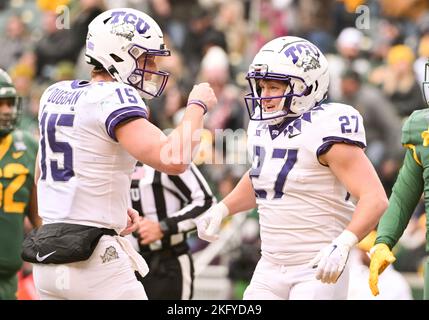 Waco, Texas, USA. 19.. November 2022. TCU Horned Frogs Quarterback Max Duggan (15) und TCU Horned Frogs Wide Receiver Gunnar Henderson (27)] feiern einen Touchdown während der 2. Hälfte des NCAA Football Spiels zwischen den TCU Horned Frogs und Baylor Bears im McLane Stadium in Waco, Texas. Matthew Lynch/CSM/Alamy Live News Stockfoto