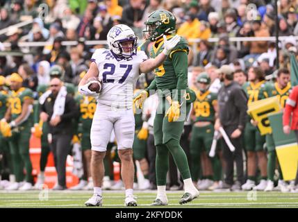 Waco, Texas, USA. 19.. November 2022. Der TCU Horned Frogs Wide Receiver Gunnar Henderson (27) signalisiert während der 2.-Hälfte des NCAA Football-Spiels zwischen den TCU Horned Frogs und Baylor Bears im McLane Stadium in Waco, Texas, einen 1.-Down-Signal. Matthew Lynch/CSM/Alamy Live News Stockfoto