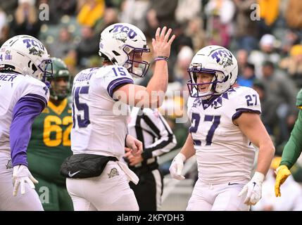 Waco, Texas, USA. 19.. November 2022. TCU Horned Frogs Quarterback Max Duggan (15) und TCU Horned Frogs Wide Receiver Gunnar Henderson (27)] feiern einen Touchdown während der 2. Hälfte des NCAA Football Spiels zwischen den TCU Horned Frogs und Baylor Bears im McLane Stadium in Waco, Texas. Matthew Lynch/CSM/Alamy Live News Stockfoto