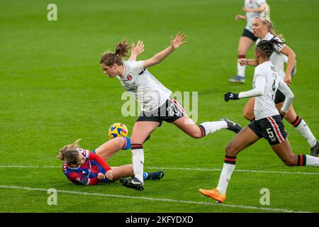 Selhurst Park, London, Großbritannien. 20.. November 2022. Crystal Palace Mittelfeldspieler Shauna Guyatt (21) wird während des Barclays FA Womens Championship-Spiels zwischen Crystal Palace und Charlton Athletic im Selhurst Park, London, England, von Charlton Athletics Corrine Henson (27) gefoult. (Stephen Flynn/SPP) Quelle: SPP Sport Pressefoto. /Alamy Live News Stockfoto