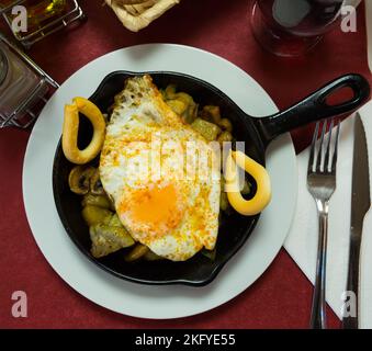 Champignons, Rühreier und Kartoffeln Stockfoto