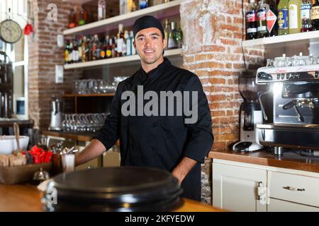 Chefkoch in schwarzer Uniform im Restaurant Stockfoto