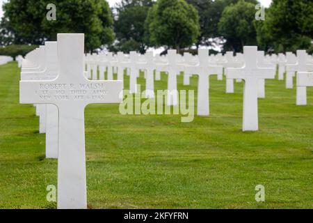 Ein Blick auf die Beerdigung weißer Kreuze im Amerikanischen Kriegsfriedhof von Margraten in den Niederlanden Stockfoto