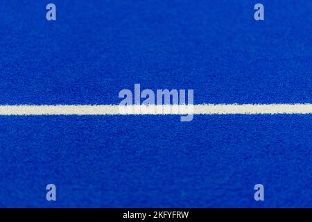 Blue Paddle Tennisplatz. Blauer Platz mit weißen Linien. Horizontales Sportposter, Grußkarten, Header, Website Stockfoto