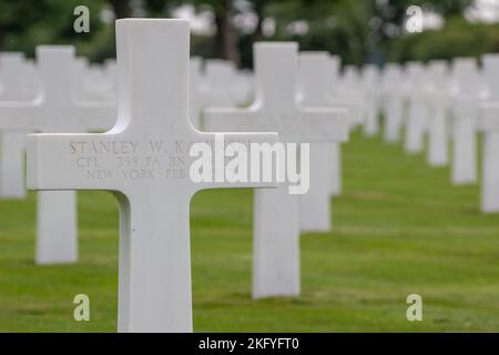 Ein selektiver Schwerpunkt des weißen Grabkreuzes im Amerikanischen Kriegsfriedhof von Margraten in den Niederlanden Stockfoto