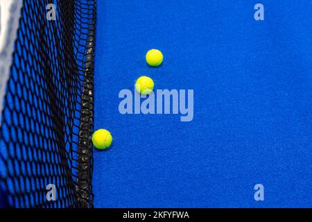 Gelbe Tennisbälle auf blauem Rasen. Horizontales Sportposter, Grußkarten, Header, Website Stockfoto