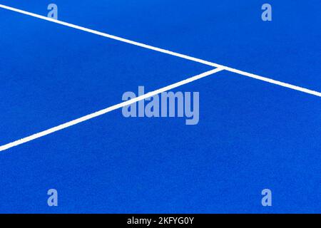 Blue Paddle Tennisplatz. Blauer Platz mit weißen Linien. Horizontales Sportposter, Grußkarten, Header, Website Stockfoto
