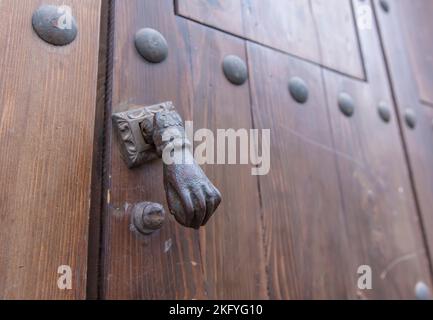 Türklopfer in Handform Cordoba, Andalusien, Spanien Stockfoto