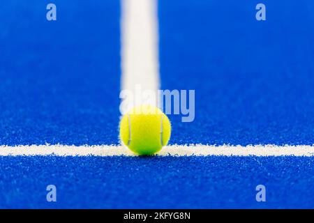 Paddle Tennis und Tennisball mit weißen Linien auf dem blauen Platz. Horizontales Sportposter, Grußkarten, Header, Website Stockfoto
