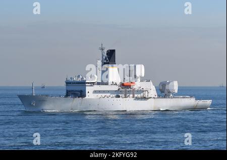 Präfektur Kanagawa, Japan - 03. Dezember 2021: United States Navy USNS Howard O. Lorenzen (T-AGM-25), Raketenstreckenschiff. Stockfoto