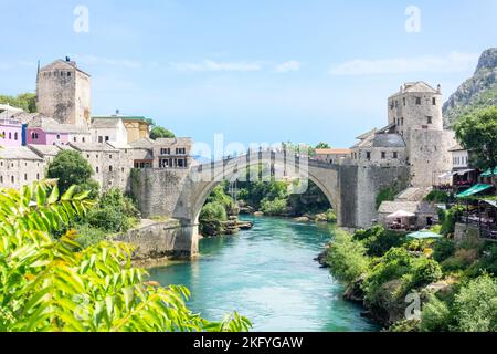 Stari Most Brücke von Koski Mehmed Pasha Moschee Gärten, Altstadt, Mostar, Bosnien und Herzegowina Stockfoto