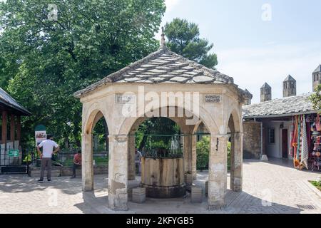 Der Sadrvan-Brunnen und der Innenhof der Koski Mehmed Pasha Moschee, Altstadt, Mostar, Bosnien und Herzegowina Stockfoto