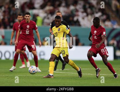 Al-Khor, Katar. 20.. November 2022; Al Bayt Stadium, Al Khor, Katar; FIFA Fußball-Weltmeisterschaft, Katar gegen Ecuador; Moises Caicedo aus Ecuador, der den Ball ins Mittelfeld übergibt, während er von Almoez Ali aus Katar geprägt wurde Credit: Action Plus Sports Images/Alamy Live News Stockfoto