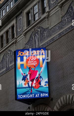 Shubert Theatre Marquee mit „Some Like IT Hot“, NYC, USA Stockfoto