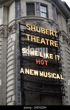 Shubert Theatre Marquee mit „Some Like IT Hot“, NYC, USA 2022 Stockfoto