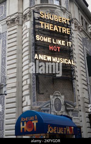 Shubert Theatre Marquee mit „Some Like IT Hot“, New York City, USA 2022 Stockfoto