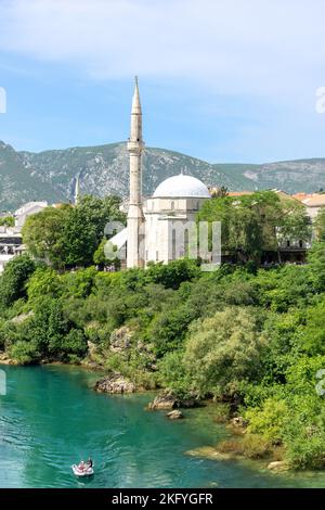 Koski Mehmed Pasha Moschee über den Fluss Neretva, Altstadt, Mostar, Bosnien und Herzegowina Stockfoto