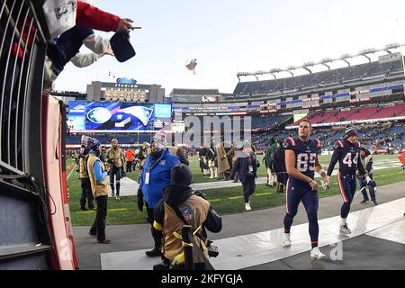 Foxborough, Massachusetts, USA. 20.. November 2022. New England Patriots Tight End Hunter Henry (85) lässt sich nach einem Spiel gegen die New York Jets in Foxborough, Massachusetts, mit den Handschuhen an die Fans ziehen. Eric Canha/CSM/Alamy Live News Stockfoto