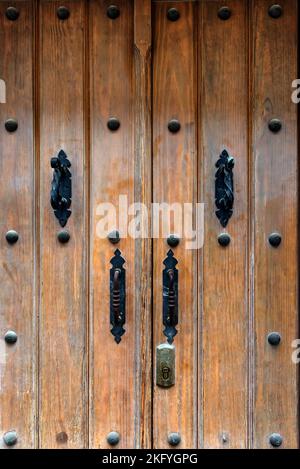 Alte Holztür Cordoba, Andalusien, Spanien Stockfoto