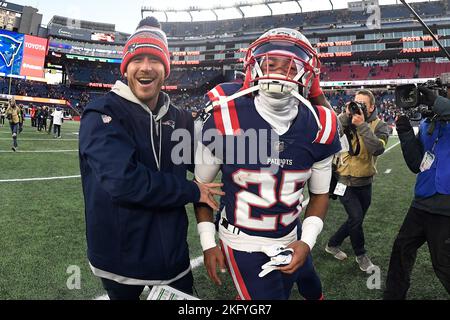 Foxborough, Massachusetts, USA. 20.. November 2022. Der Eckpfeiler der New England Patriots Marcus Jones (25) feiert auf dem Spielfeld, nachdem er das Spiel gegen die New York Jets in Foxborough, Massachusetts, gewonnen hat. Eric Canha/CSM/Alamy Live News Stockfoto