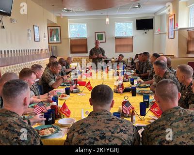 LT. General David Ottignon diskutiert die Beibehaltung von Marines mit seinen Kommandanten und hochrangigen, in eine Messehalle eingesandten Führern. Die hochrangigen Führer trafen sich am 14. Oktober 2022 in Camp Lejeune, N.C. mit der II. Marine Expeditionstruppe, die den General kommandiert Diese Führungskräfte gelten als „Entscheidungsträger“, da ihre Einheiten innerhalb der ersten drei Monate des Einreichungszeitraums 100 % ihres Gesamtziels für FTAP für das Geschäftsjahr 2023 erreicht haben. Im Mittelpunkt des Mittagessens stand der Ansatz des anderen, um diese Techniken im gesamten MEF zu verbreiten. Stockfoto