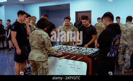 Soldaten der 7. Special Forces Group (Airborne) spielen im neuen BOSS Center auf Camp „Bull“ Simons, Florida, am 14. Oktober 2022, einen Tischfußball. Stockfoto