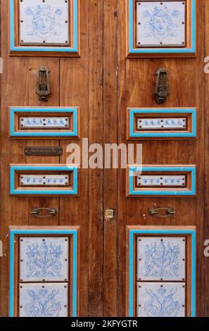Alte Holztür Cordoba, Andalusien, Spanien Stockfoto