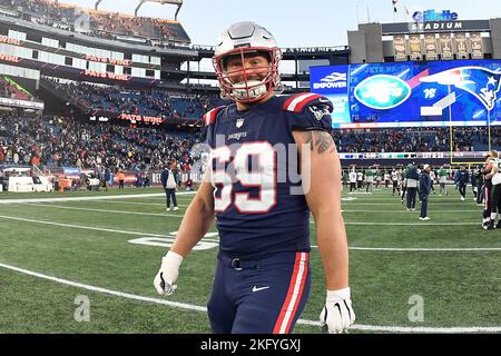 Foxborough, Massachusetts, USA. 20.. November 2022. Der New England Patriots-Wächter Cole Strange (69) verlässt das Feld nach einem Spiel gegen die New York Jets in Foxborough, Massachusetts. Eric Canha/CSM/Alamy Live News Stockfoto