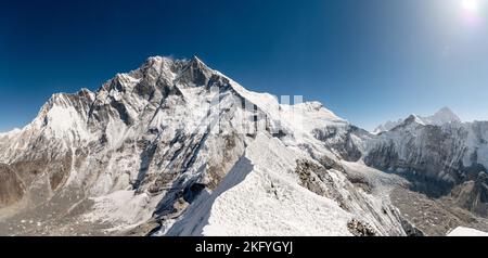 Panoramablick auf himalaya Berge, Mount Everest und Khumbu Gletscher von Kala Patthar - Weg zum Everest Basislager, Khumbu Tal, Sagarmatha Stockfoto