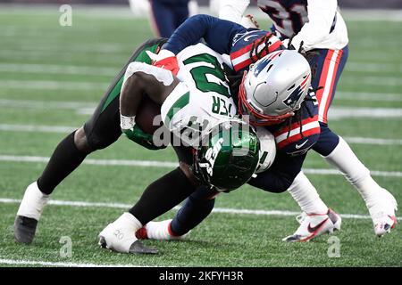 Foxborough, Massachusetts, USA. 20.. November 2022. Sicherheit der New England Patriots Kyle Dugger (23) kämpft gegen New York Jets, die Michael Carter (32) in der zweiten Hälfte in Foxborough, Massachusetts, zurücklaufen. Eric Canha/CSM/Alamy Live News Stockfoto