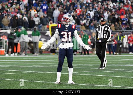 Foxborough, Massachusetts, USA. 20.. November 2022. Jonathan Jones (31), der Eckpfeiler der New England Patriots, reagiert auf die Verhängung einer Strafe gegen die New York Jets in der zweiten Hälfte in Foxborough, Massachusetts. Eric Canha/CSM/Alamy Live News Stockfoto