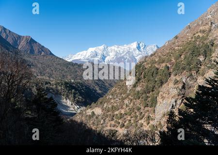 Panoramablick vom Sarangkot-Hügel mit Himalaya-Bergen im Hintergrund wie Annapurna, Hiunchuli, Kangshar Kang Roc Noir, Mardi Himal Stockfoto