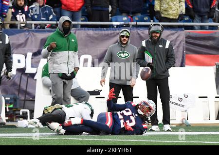 Foxborough, Massachusetts, USA. 20.. November 2022. Sicherheit der New England Patriots Kyle Dugger (23) beobachtet den losen Ball in der zweiten Hälfte gegen die New York Jets in Foxborough, Massachusetts. Eric Canha/CSM/Alamy Live News Stockfoto