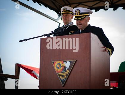 221014-N-DK722-1008 MARINE SUPPORT FACILITY DEVESELU, RUMÄNIEN (OKT 14, 2022) Bef. Jonathan P. Schermerhorn hält eine Rede während einer Regierungswechsel des US-amerikanischen Raketenabwehrsystems Aegis Shore Romania (USAAMDSRO) auf der Naval Support Facility (NSF) Deveselu, Rumänien, am 14. Oktober 2022. AAMDS steht unter der operativen Kontrolle der US Naval Forces Europe mit Sitz in Neapel, Italien, und ist Teil des European Phased Adapted Approach (EPAA), der europäische NATO-Verbündete und US-Streitkräfte in der Region schützt. Stockfoto