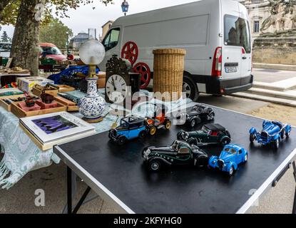 Der Sonntagsflohmarkt im Peyrou in Montpelier, Frankreich. Ein großer Markt, der eine große Auswahl an Artikeln verkauft. Unter den Gegenständen hier Miniatur-Autos. Stockfoto