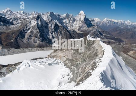 Tagesansicht des Mount Everest, Lhotse und Nuptse und des restlichen Himalaya-Gebirges aus der Luft. Sagarmatha Nationalpark, Khumbu Tal, Nepal. Berg Stockfoto