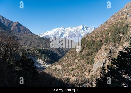 Panoramablick vom Sarangkot-Hügel mit Himalaya-Bergen im Hintergrund wie Annapurna, Hiunchuli, Kangshar Kang Roc Noir, Mardi Himal Stockfoto