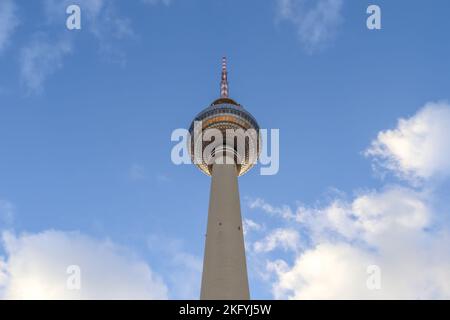 Berlin, Deutschland - 03. Oktober 2022: iew des berühmten Alexanderplatzes in Berlin Mitte tagsüber Stockfoto