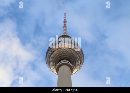 Berlin, Deutschland - 03. Oktober 2022: iew des berühmten Alexanderplatzes in Berlin Mitte tagsüber Stockfoto