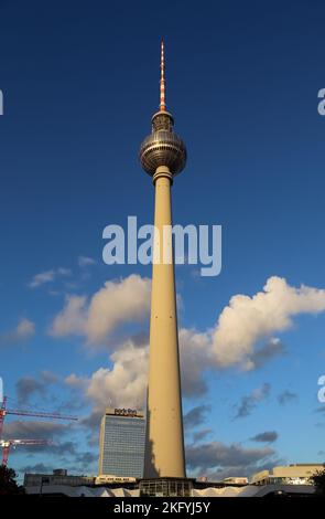 Berlin, Deutschland - 03. Oktober 2022: iew des berühmten Alexanderplatzes in Berlin Mitte tagsüber Stockfoto