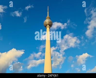 Berlin, Deutschland - 03. Oktober 2022: iew des berühmten Alexanderplatzes in Berlin Mitte tagsüber Stockfoto