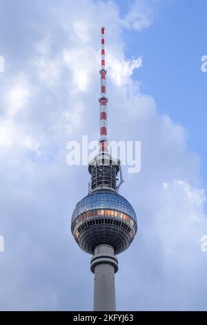 Berlin, Deutschland - 03. Oktober 2022: iew des berühmten Alexanderplatzes in Berlin Mitte tagsüber Stockfoto