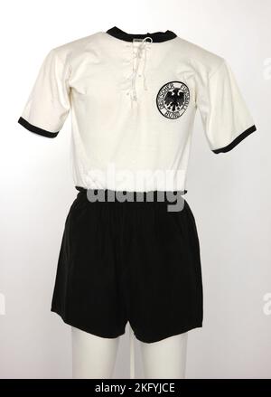 Dortmund, Deutschland. 13. Apr, 2015. firo : 13.04.2015 Fußball, DFB-Stiftung Deutsches Fußballmuseum, Deutsches Fußballmuseum in Dortmund, Museum, Exponate, Exponate, Trikot Horst ECKEL, World Cup 1954, World Cup Nationalmannschaft, Outfit, Credit: dpa/Alamy Live News Stockfoto