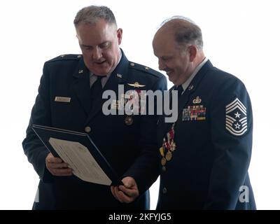 Brig. General Gent Welsh, Kommandant, Washington Air National Guard (links) und Chief Master Sgt. Marvin Boyd, Chief Master Sergeant der Washington State Air National Guard (rechts), las am 15. Oktober 2022 die offizielle Bescheinigung der Air Force für den Ruhestand von Chief Boyd auf der Fairchild Air Force Base, Washington. Chief Boyd zog sich nach 35 Jahren Militärdienst in der US-Marine und der Washington Air National Guard zurück. (Foto der Air National Guard von Meister Sgt. (ausgeschieden) John Hughel, Washington Air National Guard Public Affairs) Stockfoto